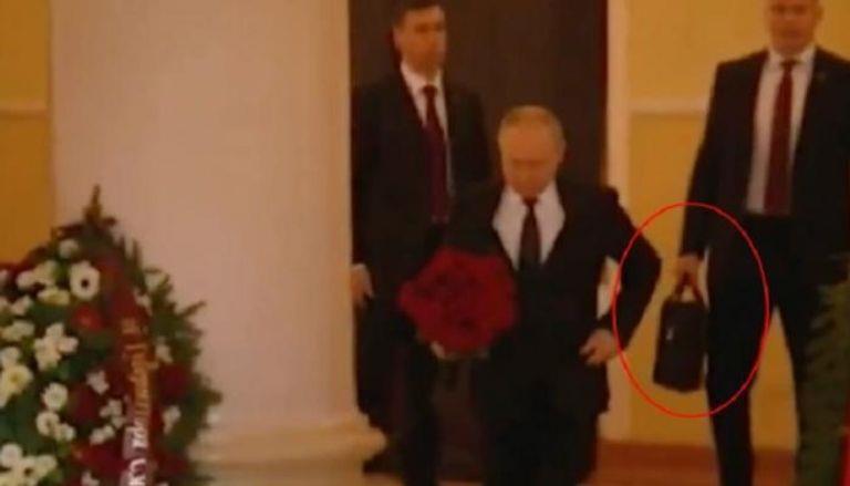 فيديو | "الحقيبة النووية" الروسية لا تفارق بوتين.. اصطحبها معه أثناء مراسم عزاء في كنيسة