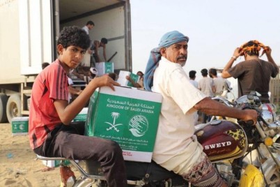 مركز الملك سلمان للإغاثة يوزع 3,099 سلة غذائية في المناطق المحاذية لصعدة.