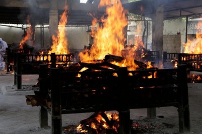 شاهد: النار تلتهم أجساد مرضى كورونا بسبب حريق في مستشفى بالهند