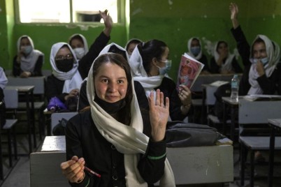 طالبان: البرقع لن يكون إلزامياً.. وسيتم السماح للنساء بالتعليم وارتياد الجامعات