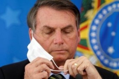 رئيس البرازيل يهين صحفيا سأله عن سبب خلعه الكمامة: "اخرس"
