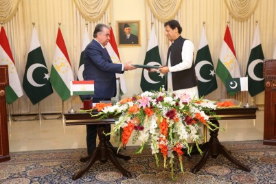 رئيس الباكستاني يجري محادثات على مستوى الوفد مع رئيس طاجكستان