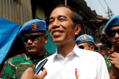 رئيس إندونيسيا يصدر أوامر للحكومات المحلية بمضاعفة هدف التطعيم ضد كورونا