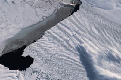 تفكك أكبر جبل جليدي في العالم بالقارة القطبية الجنوبية
