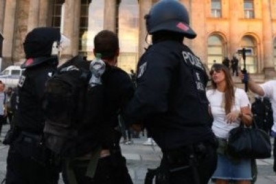 الشرطة الألمانية تطالب بحظر التظاهرات لانتهاكها القانون