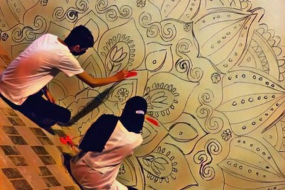 استمرار أعمال رسم الزخارف الفنية في الأماكن العامة ضمن مبادرة أنسنة المدن بالقطيف