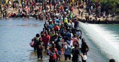"فرنسا" تعتقل 15 شخصا بتهمة تهريب المهاجرين إلى الشواطئ البريطانية