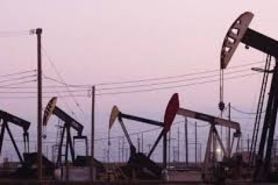 بايدن يحمل شركات النفط الأمريكية مسؤولية ارتفاع أسعار البنزين