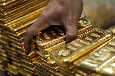 الذهب يتراجع عن أعلى مستوى له منذ أكثر من 5 أشهر