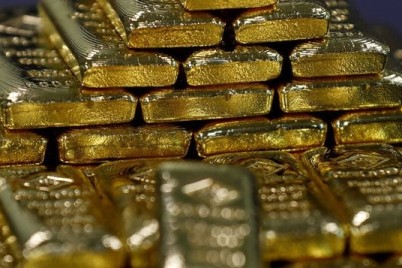 الذهب يتراجع والمستثمرون يترقبون قرارات البنوك المركزية