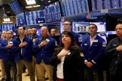 العاملون فى بورصة نيويورك يقفون دقيقة صمت فى ذكرى هجمات 11 سبتمبر