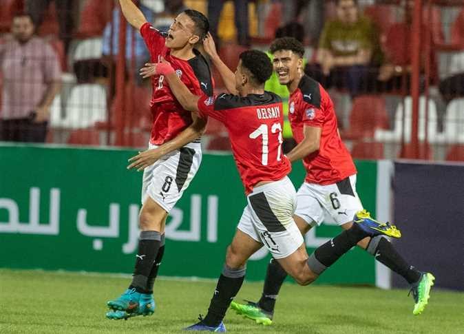 مصر تهزم الجزائر بثلاثية وتصعد لمواجهة السعودية في نهائي كأس العرب للشباب
