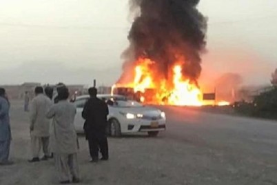 حادث مفجع.. مصرع 20 شخصًا إثر اصطدام حافلة بصهريج نفط في باكستان