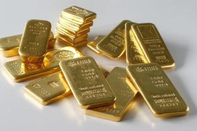 انخفاض " الذهب " و " الدولار " قرب أعلى مستوى في 3 أسابيع