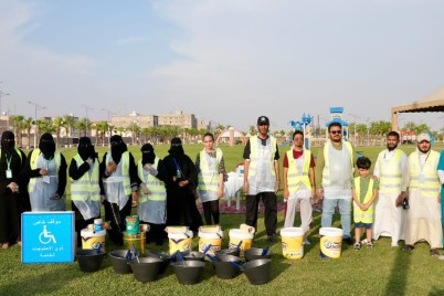 بلدية محافظة صبيا تنفذ مبادرة تطوعية لتجميل أرصفة حديقة الصفا