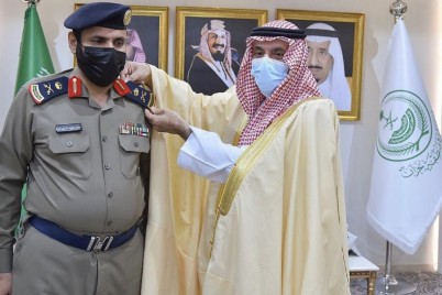 سمو الأمير جلوي بن عبدالعزيز يُقلد مدير الدفاع المدني بمنطقة نجران رتبته لواء