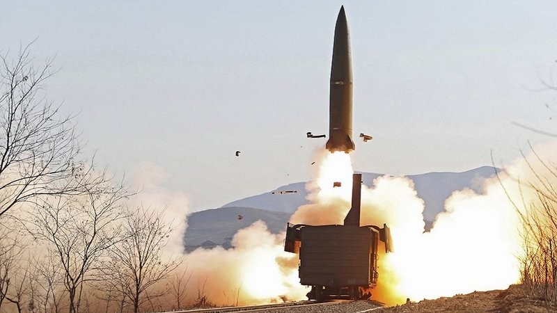 كوريا الشمالية تعلن إطلاق صاروخين من قطار في البحر الشرقي