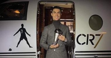 كريستيانو رونالدو مع جائزة الأفضل امام سلم طائرته الخاصة