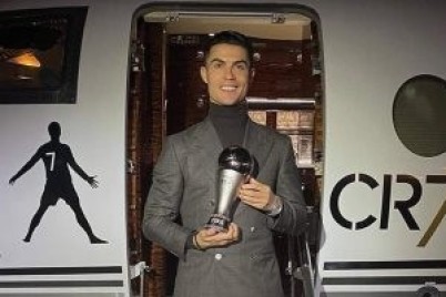 كريستيانو رونالدو مع جائزة الأفضل امام سلم طائرته الخاصة