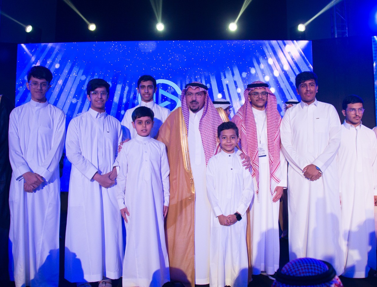 "أمير القصيم" يشهد حفل جائزة الذكير لتكريم الطلاب المتفوقين بإدارة التعليم بمحافظة عنيزة