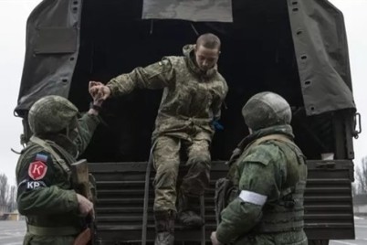 موالون لروسيا يعلنون استسلام 256 جندياً أوكرانياً في آزوفستال