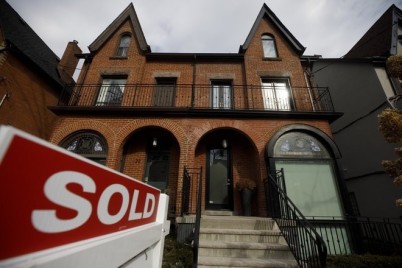 أسعار المساكن في كندا تتراجع لأول مرة في عامين