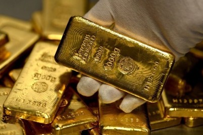 صعود " الدولار " و " الذهب "  يقود المعادن النفيسة للهبوط 