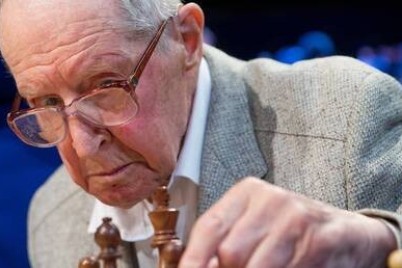 وفاة " يوري أفرباخ "  أكبر أستاذ بالشطرنج معمر في العالم