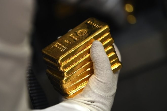 " الذهب "  يقفز 1% وسط ضعف " الدولار " ومخاوف رفع الفائدة