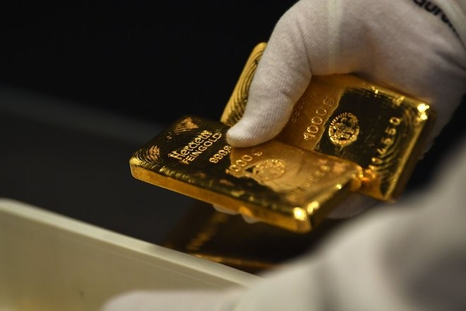 قوة " الدولار " تضغط على " الذهب " .. أدنى مستوى في عامين