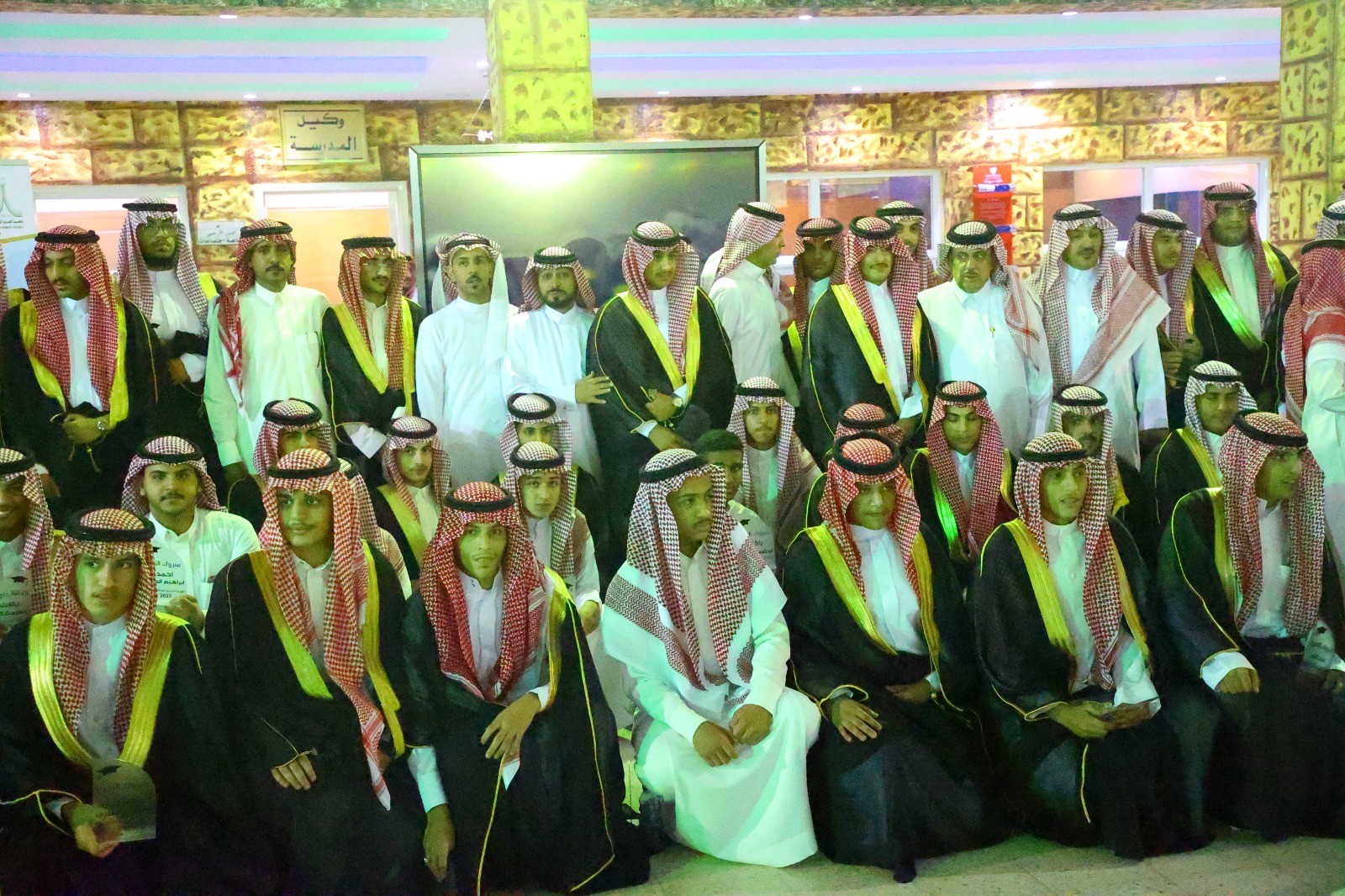 ثانوية الشيخ عبدالعزيز بعرعر تحتفي بتخريج طلاب الصف الثالث