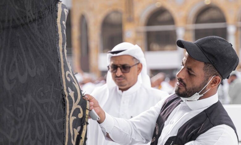 “مجمع الملك عبدالعزيز” يقوم بأعمال صيانة كسوة الكعبة استعدادًا لشهر رمضان
