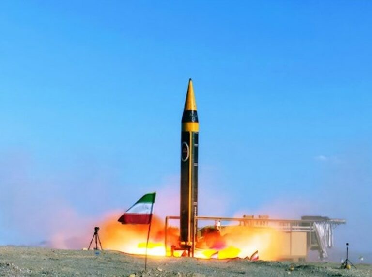 يحمل 1.5 طن رؤوس حربية.. إيران تكشف عن صاروخ جديد من الجيل الرابع
