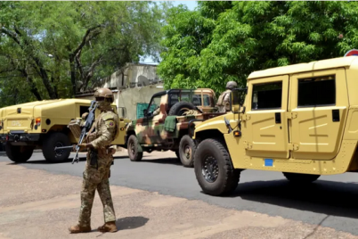 مقتل 64 شخصا بهجومين استهدفا زورقا وقاعدة للجيش في مالي